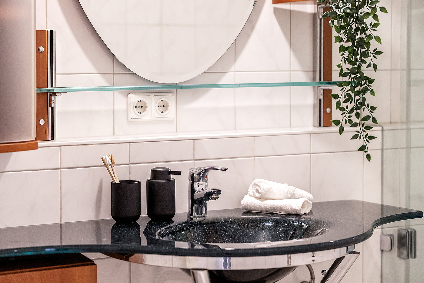 Appartement au rez-de-chaussée avec 2.5 pièces | 70018 | Modernes Bad mit...