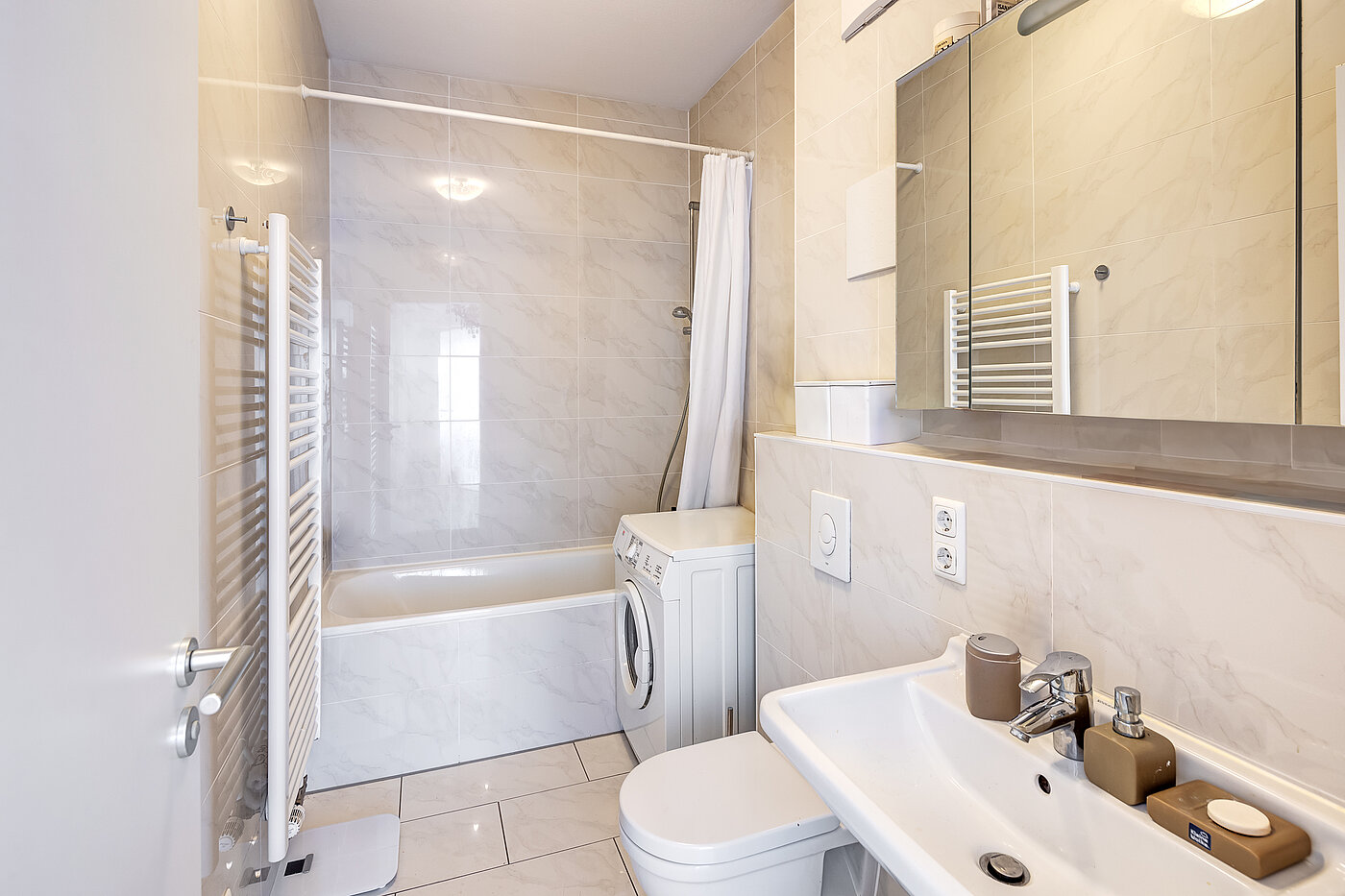 Appartement avec 2 pièces | München-Schwabing | 70153 | Bad mit Badewanne...