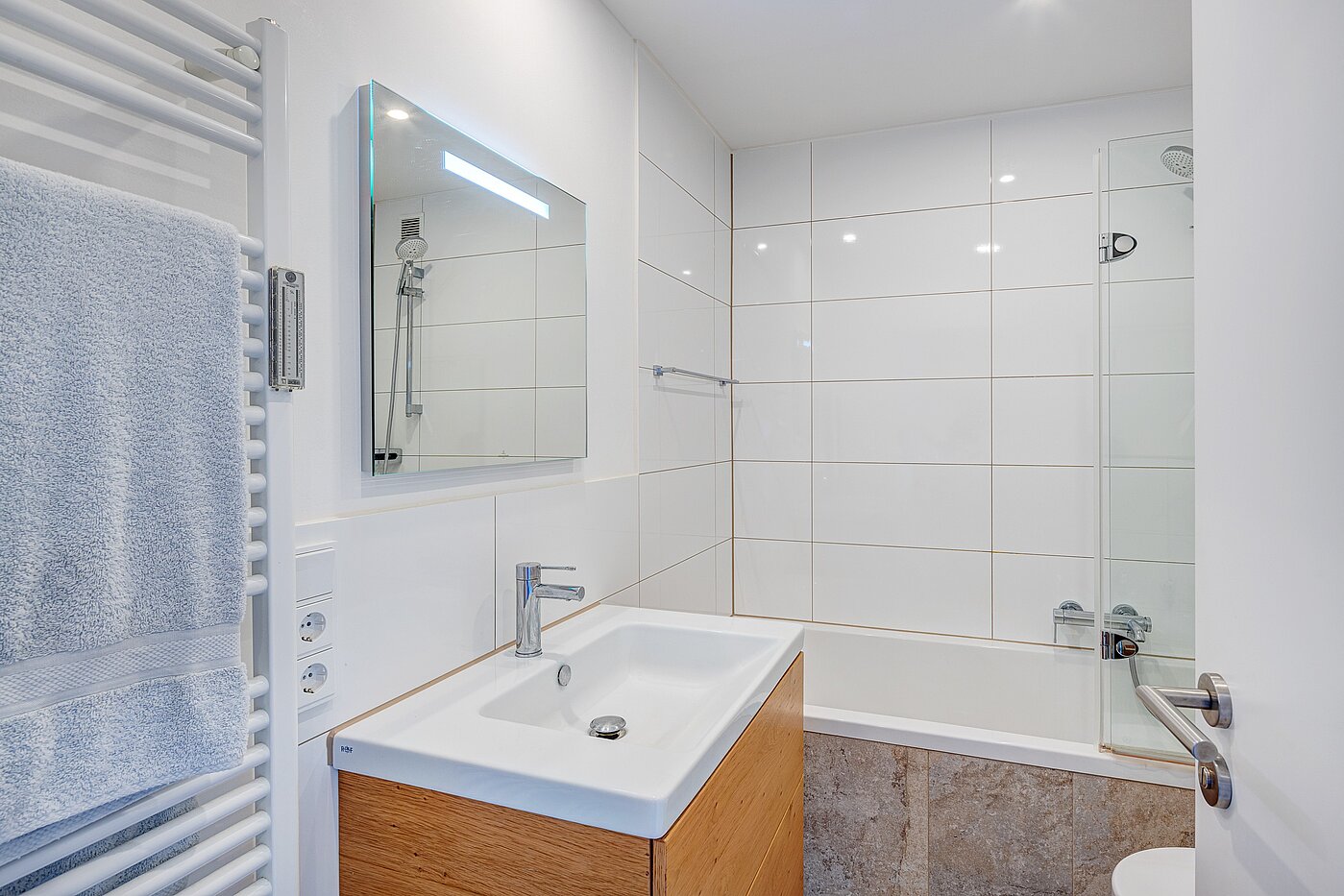 Apartment avec 1 pièce | München-Schwabing | 70198 | Bad mit Waschtisch...