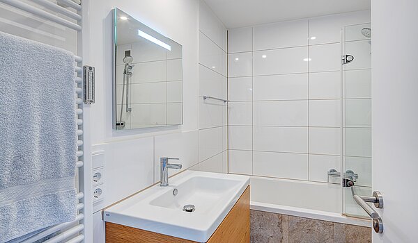 Apartment avec 1 pièce | München-Schwabing | 70198 | Bad mit Waschtisch...