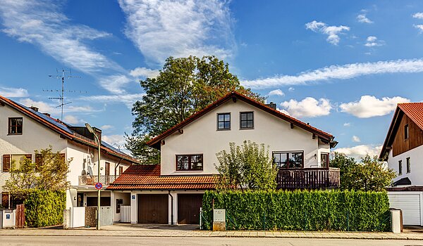 Appartement avec 3 pièces | München-Trudering | 70481 | Außenansicht mit Garage