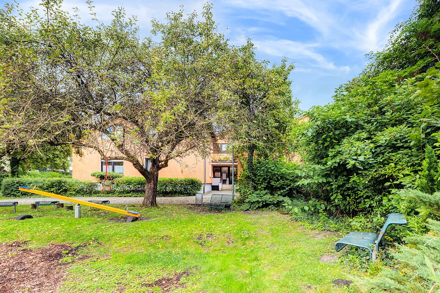 Appartement au dernier étage avec 3 pièces | Karlsfeld | 70217 | Vor dem Haus viel...