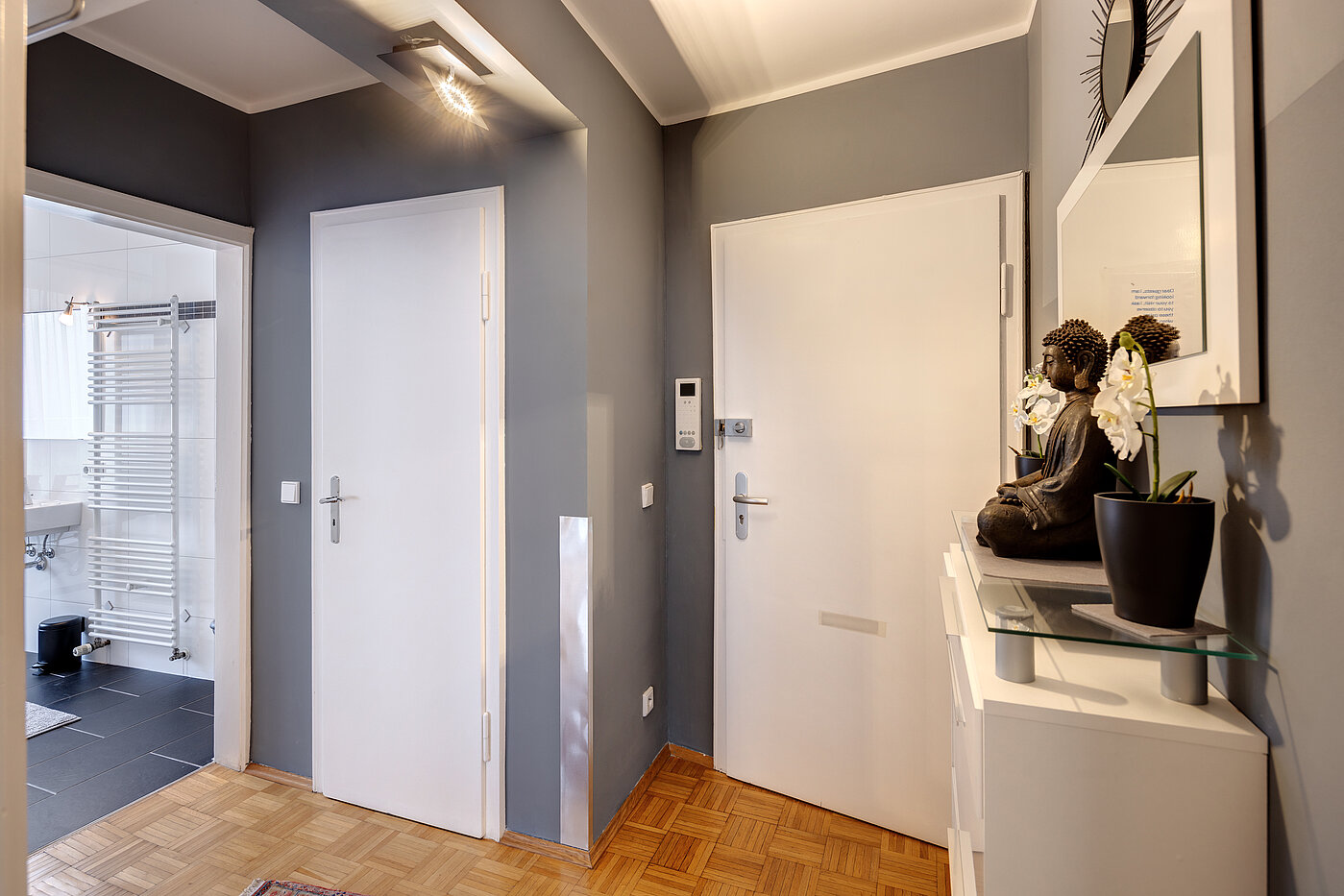 Appartement au rez-de-chaussée avec 2 pièces | 70219 | Eingangsbereich mit Abstellkammer