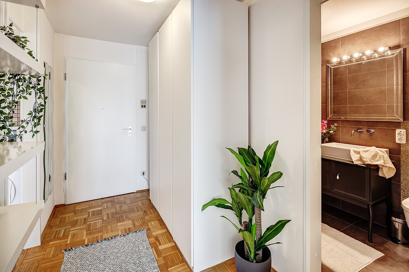 Appartement avec 1.5 pièces | München-Bogenhausen | 2203ML2 | Blick zur Eingangstür und zum Bad