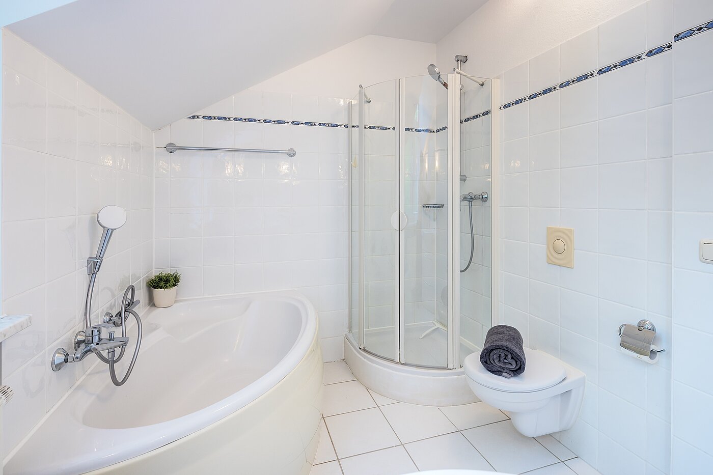 Maison jumelée avec 5 pièces | München-Trudering | 70269 | Eckbadewanne und Dusche