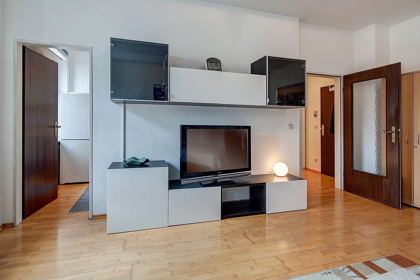 Appartement avec 1 pièce | München-Schwabing | 2111ML3 | Anbauwand mit Flatscreen