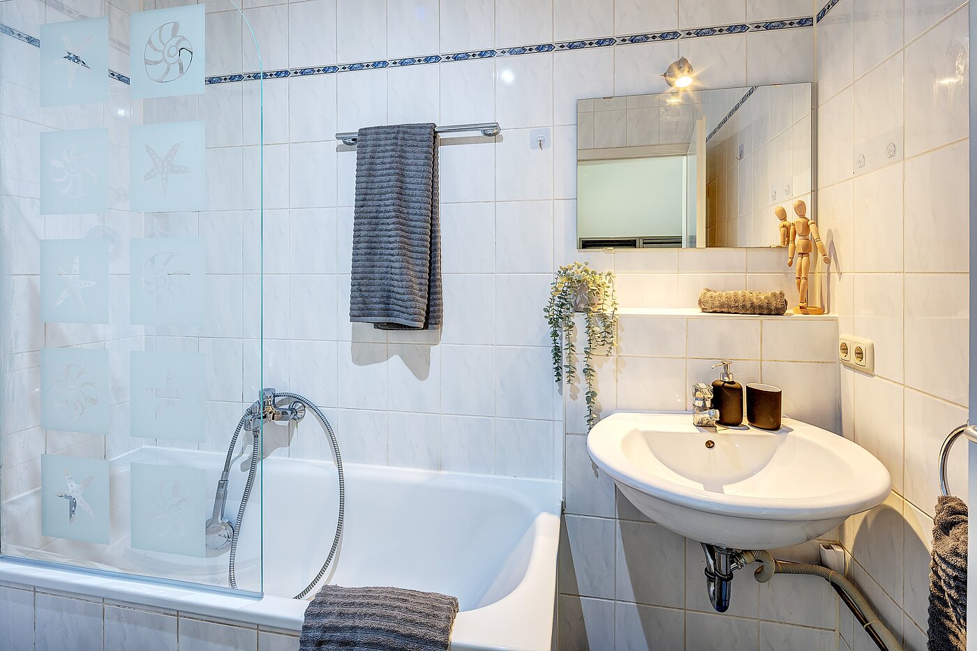 Appartement au rez-de-chaussée avec 1.5 pièces | München-Aubing | 70000 | Bad mit...