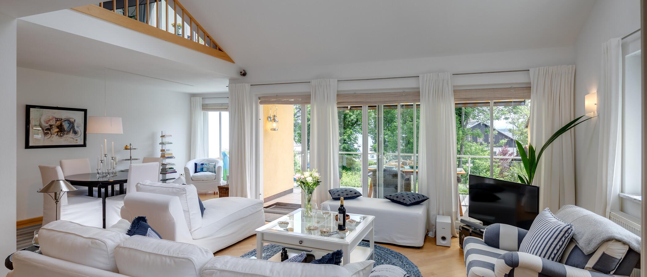 appartement style maisonnette avec mezzanine Tutzing 01 salon 10604