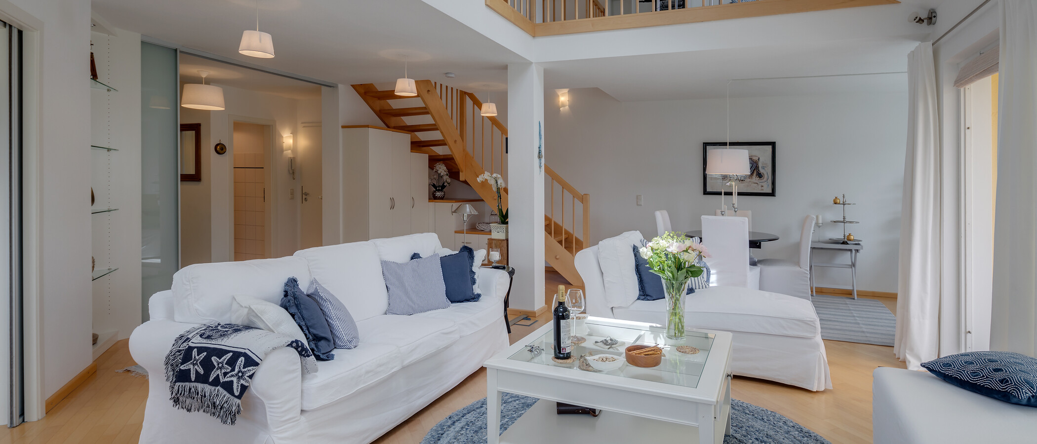 appartement style maisonnette avec mezzanine Tutzing 02 salon 10604