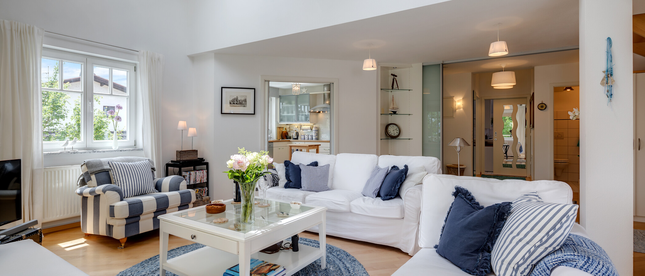 appartement style maisonnette avec mezzanine Tutzing 04 salon 10604