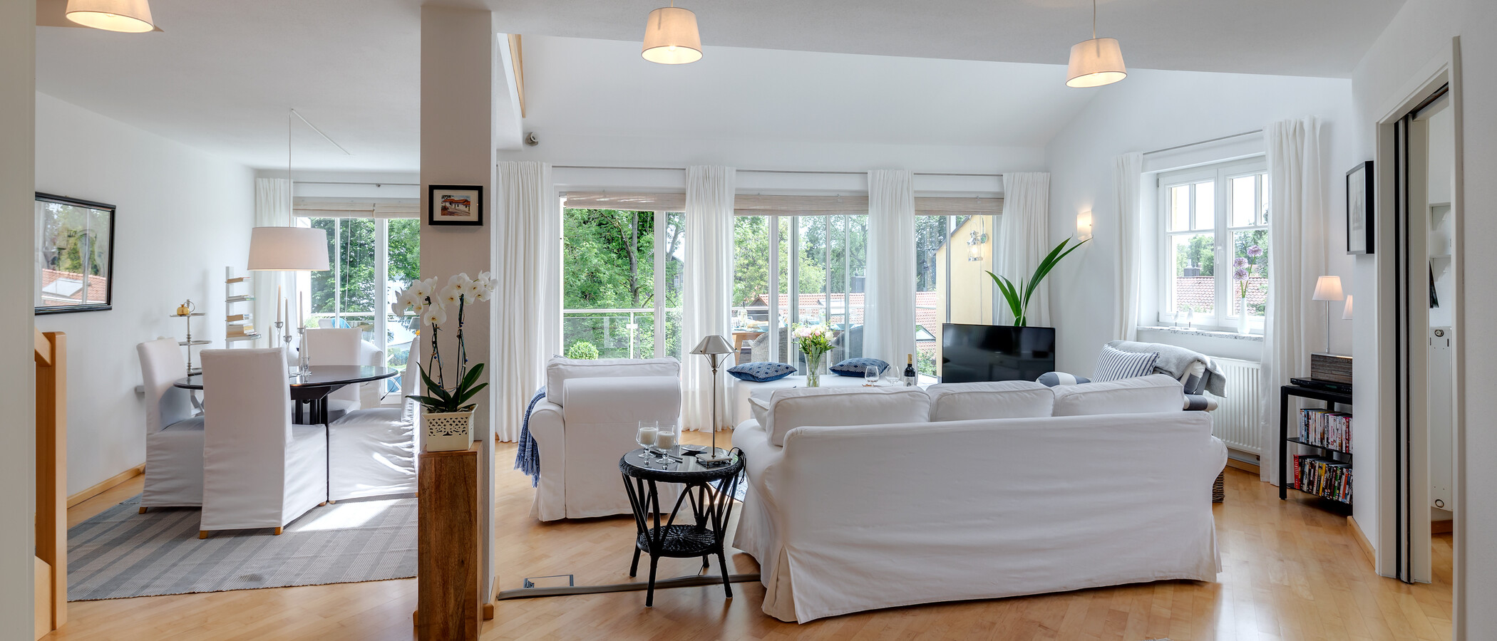 appartement style maisonnette avec mezzanine Tutzing 06 salon 10604