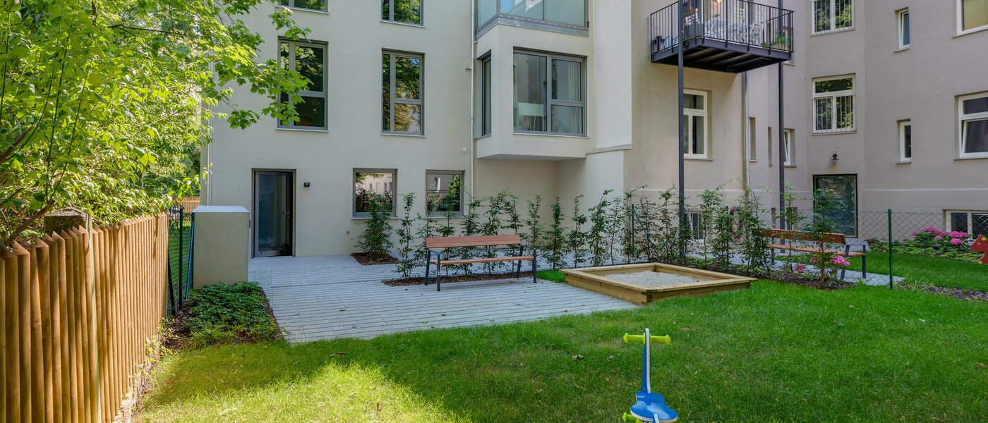 appartement style maisonnette München Pasing 01 jardin commun 11136