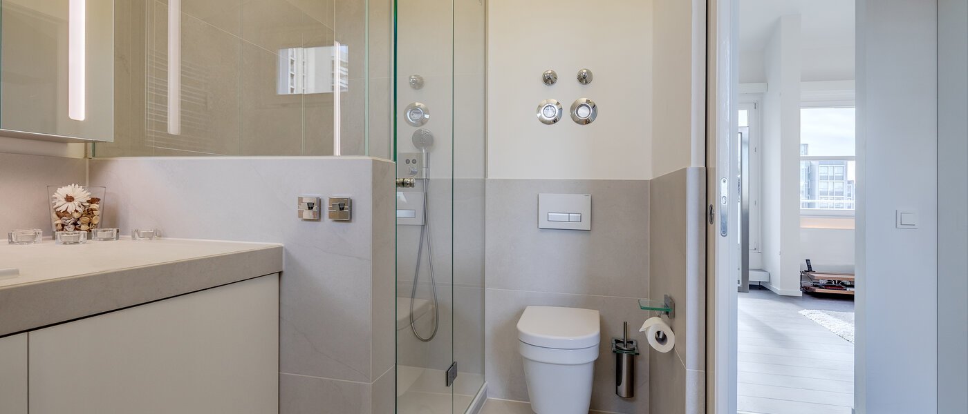 appartement avec terrasse sur le toit München Arabellapark 04 salle de bain 11226