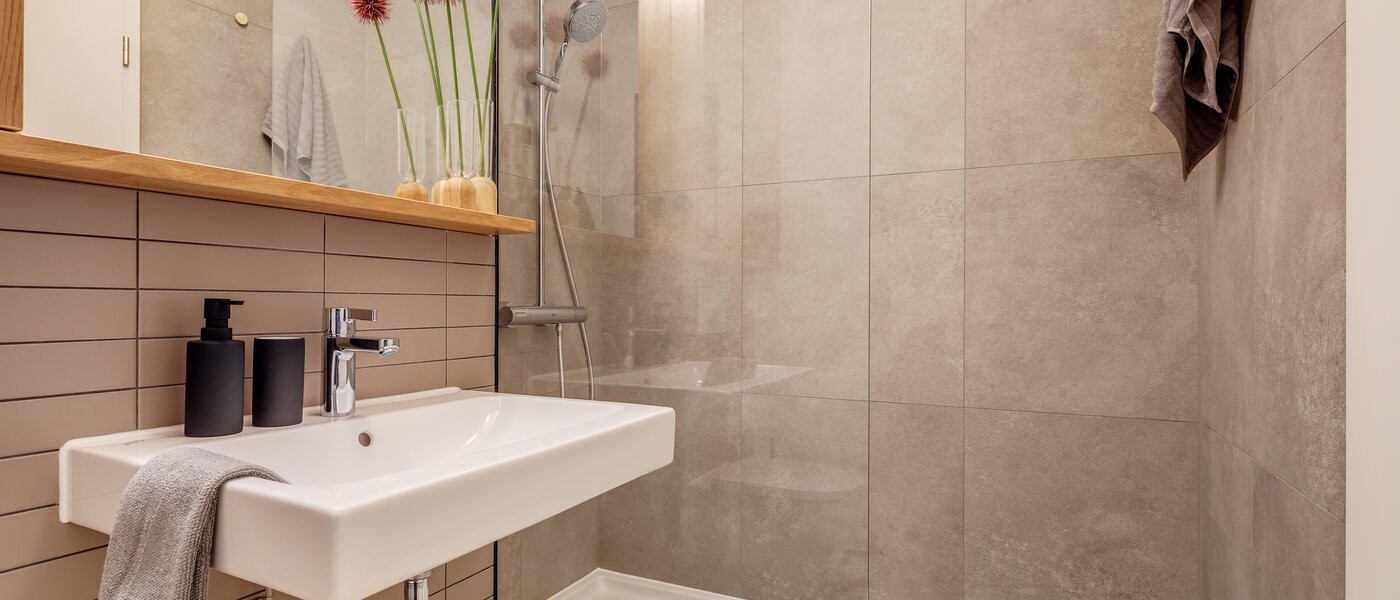 appartement style maisonnette avec mezzanine München Maxvorstadt 01 salle de bain 11294