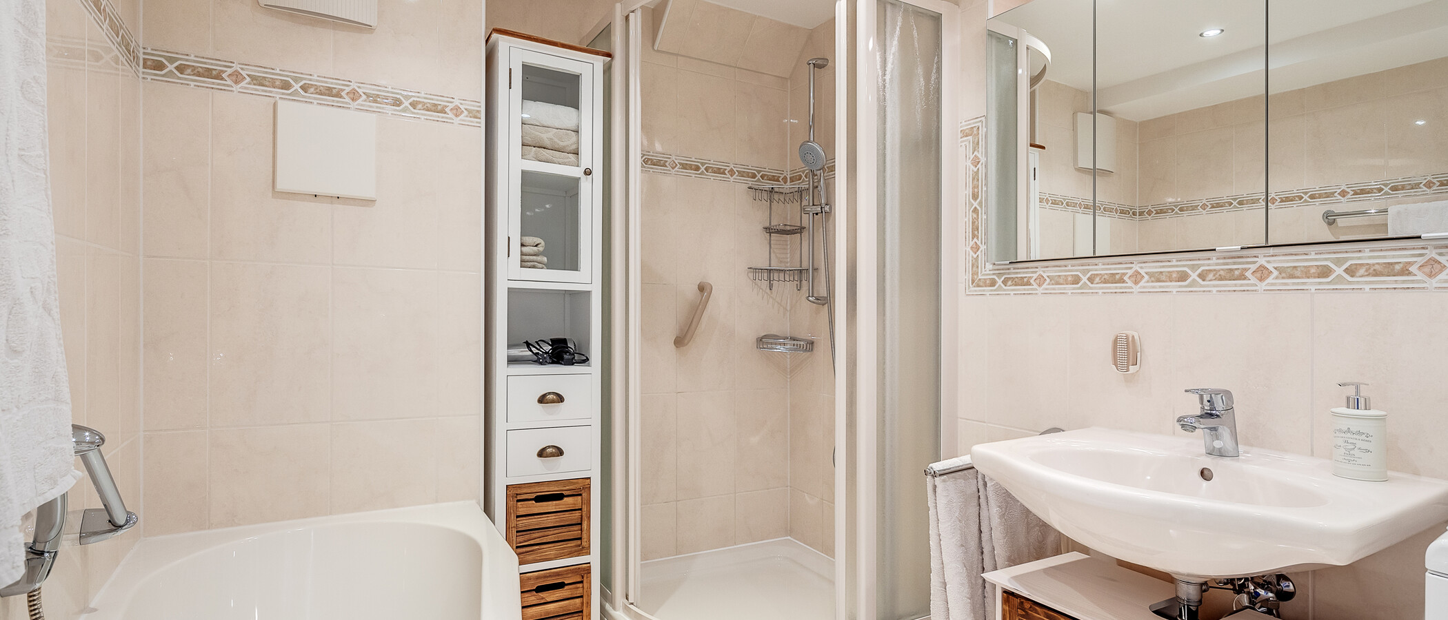 appartement avec mezzanine München Moosach 01 salle de bain 11448