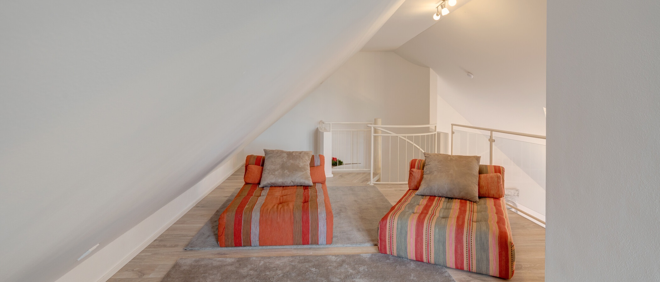 appartement avec mezzanine Pullach im Isartal 03 coin bureau 12007