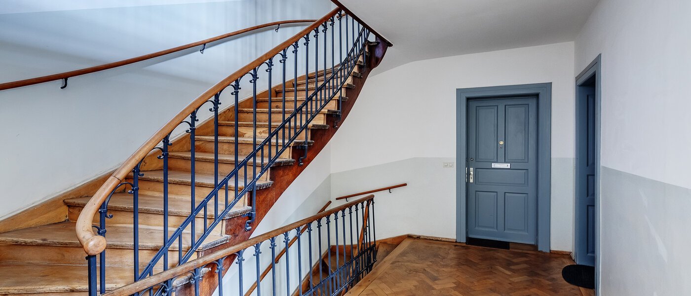 appartement style maisonnette München Maxvorstadt 01 escalier dans l‘immeuble 12304