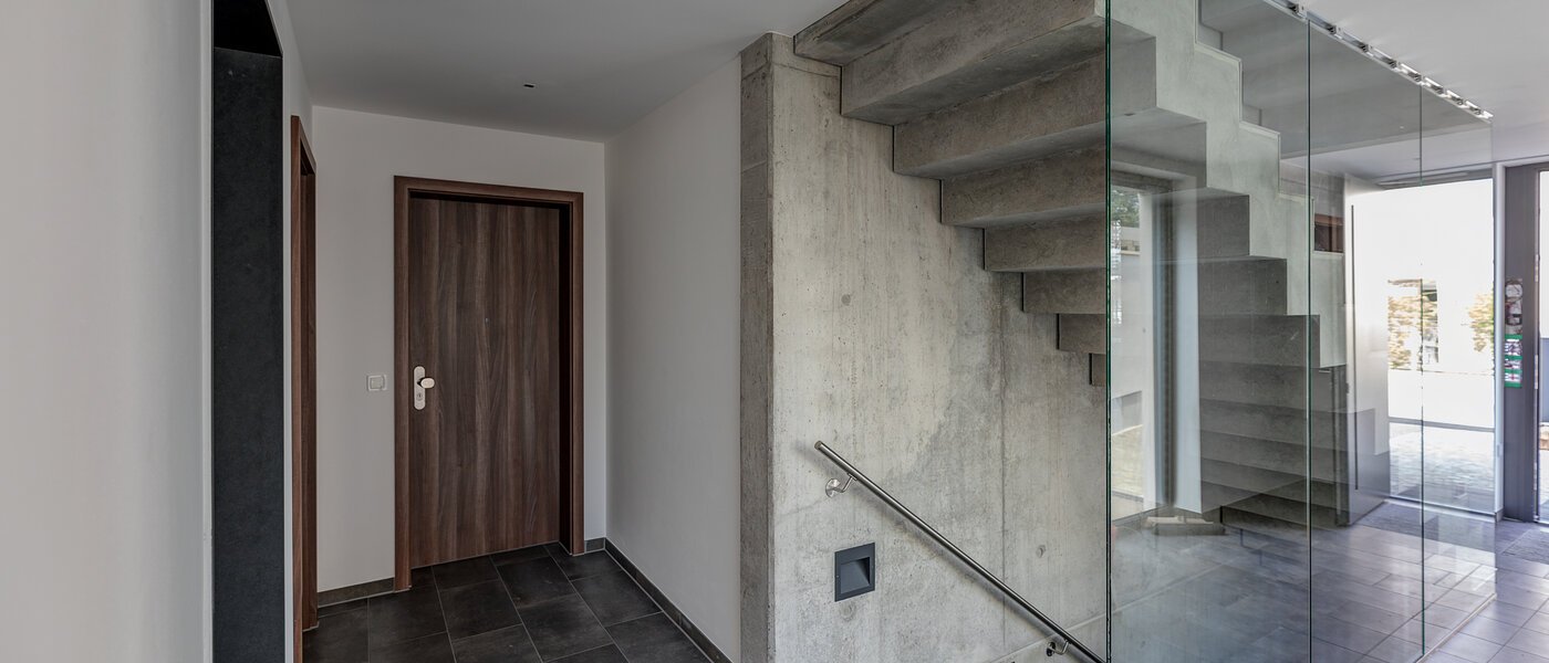 appartement München Pasing 01 escalier dans l‘immeuble 12344