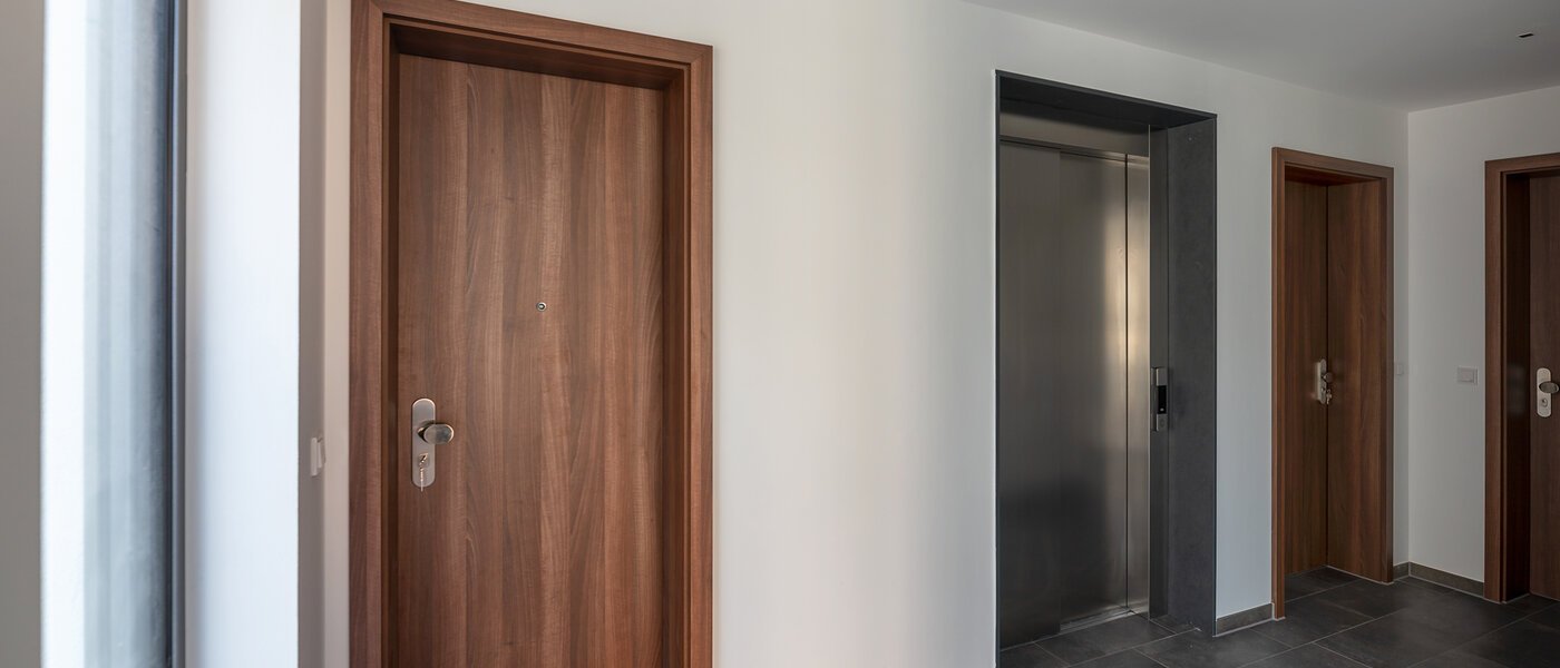 appartement München Pasing 02 escalier dans l‘immeuble 12344