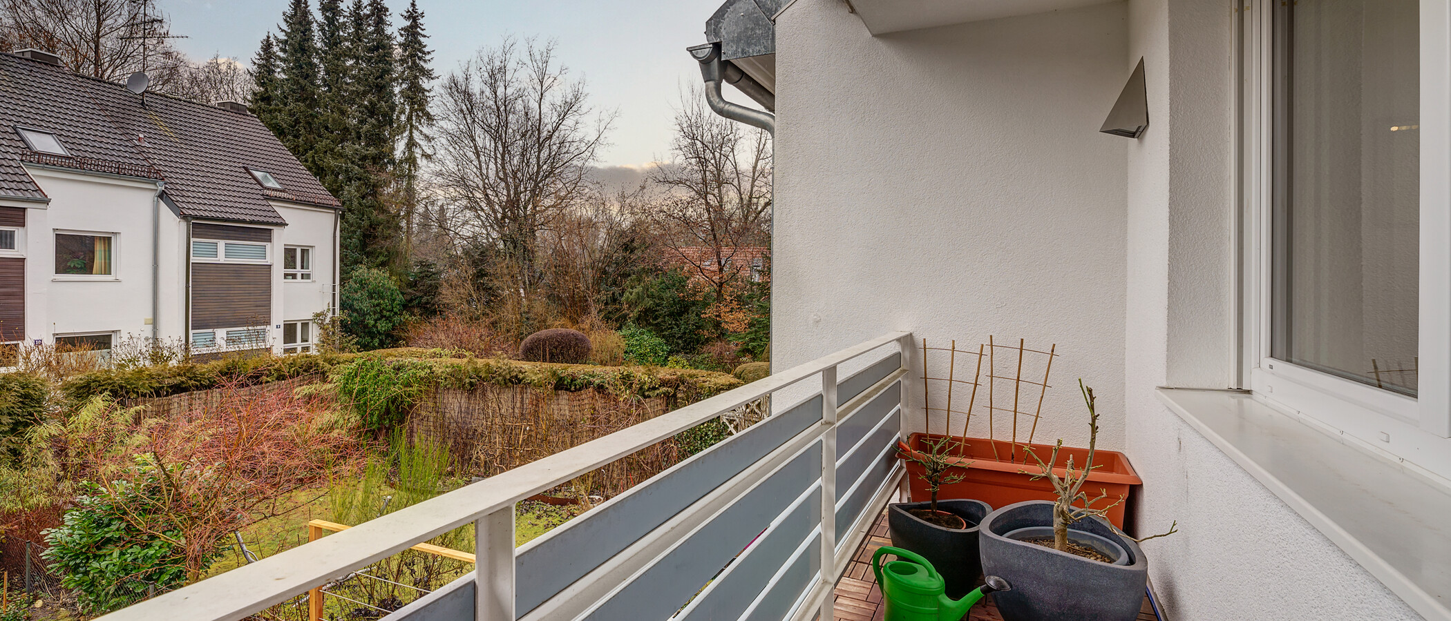 maison mitoyenne placée au milieu de la rangée Baldham Vaterstetten 02 balcon 12473
