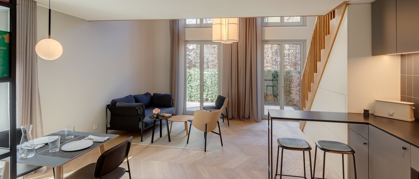 appartement style maisonnette avec mezzanine München Herzogpark 01 pièce à vivre 12522