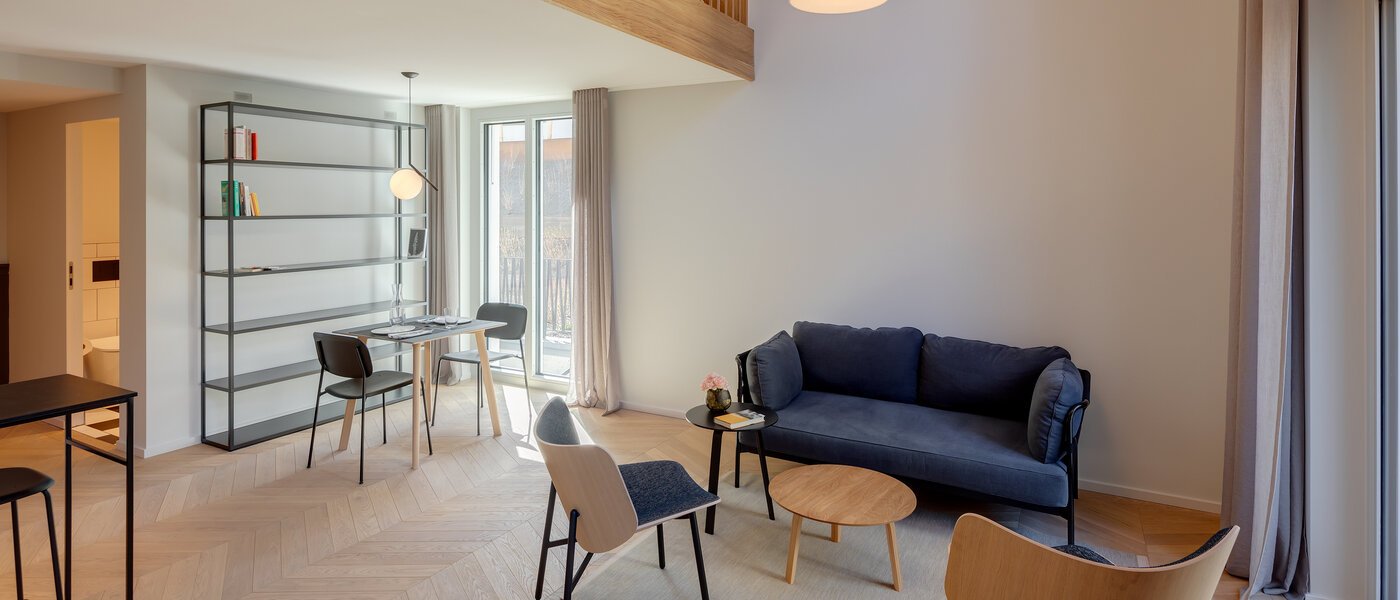 appartement style maisonnette avec mezzanine München Herzogpark 02 pièce à vivre 12522