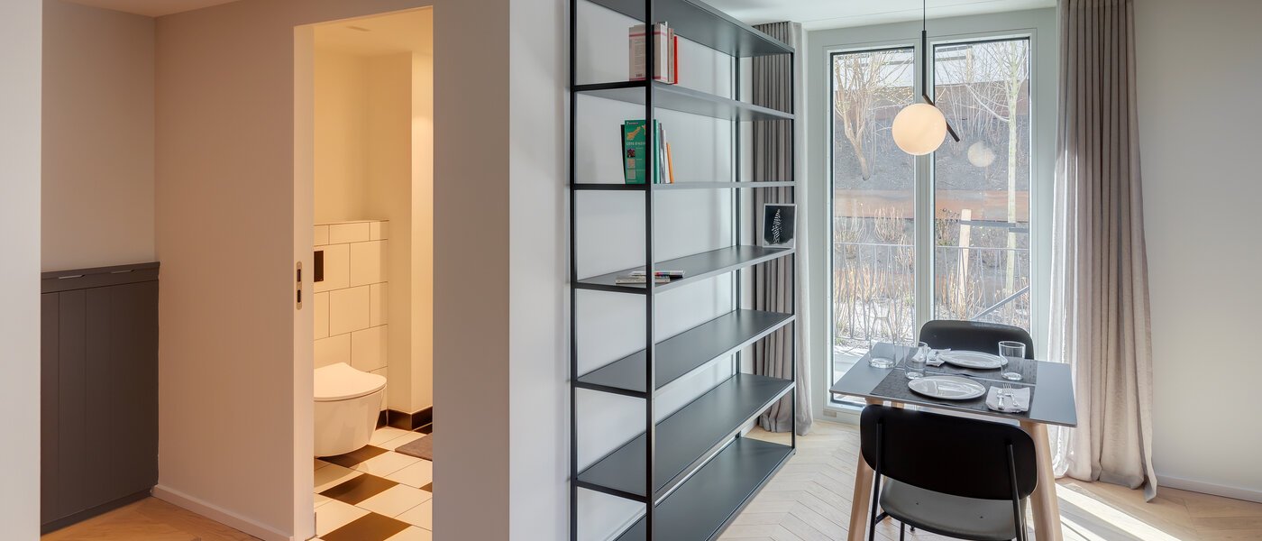 appartement style maisonnette avec mezzanine München Herzogpark 03 pièce à vivre 12522