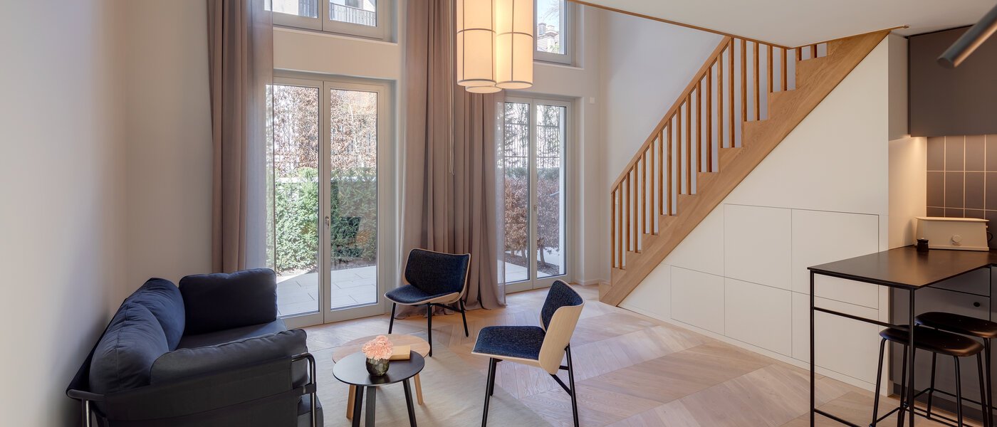 appartement style maisonnette avec mezzanine München Herzogpark 05 pièce à vivre 12522