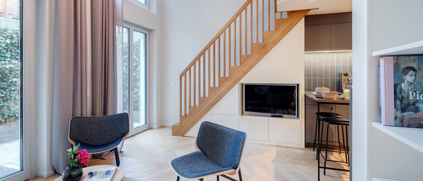 appartement style maisonnette avec mezzanine München Herzogpark 02 pièce à vivre 12615