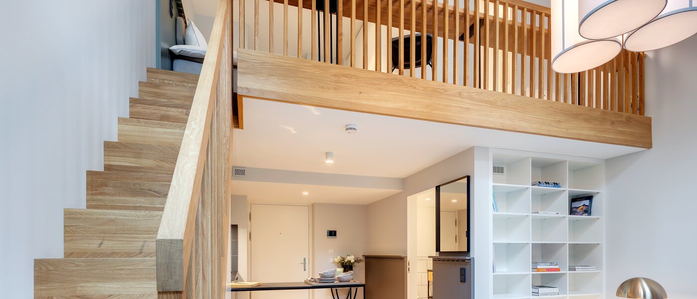 appartement style maisonnette avec mezzanine München Herzogpark 03 pièce à vivre 12615