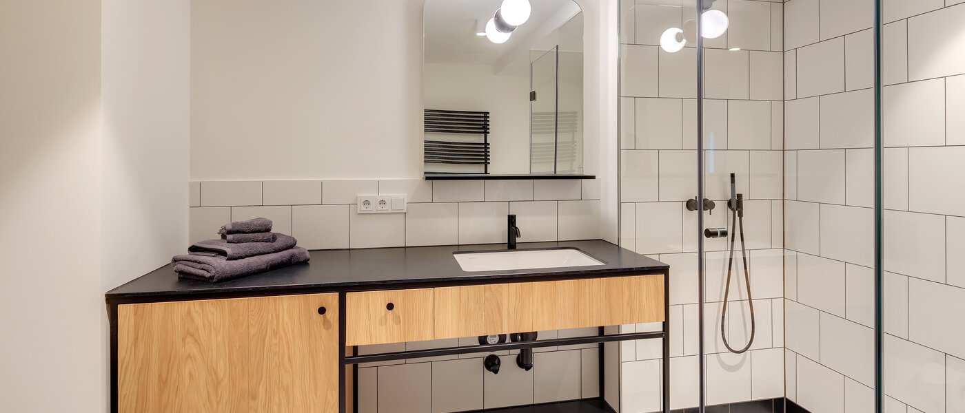 appartement style maisonnette avec mezzanine München Herzogpark 01 salle de bain 12616