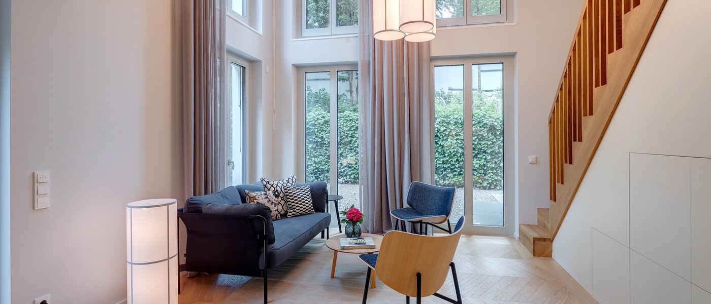 appartement style maisonnette avec mezzanine München Herzogpark 02 pièce à vivre 12616