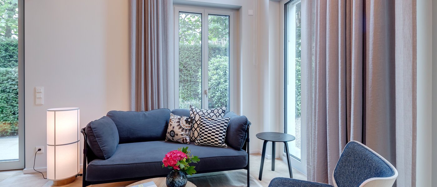 appartement style maisonnette avec mezzanine München Herzogpark 03 pièce à vivre 12616