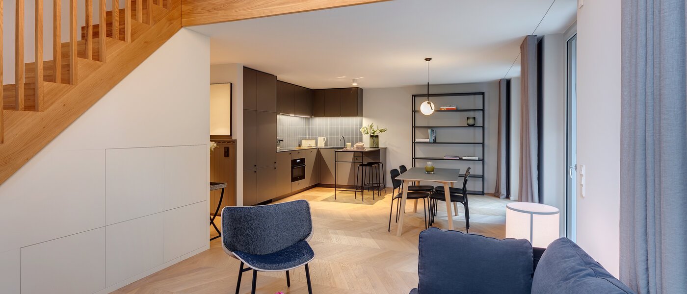 appartement style maisonnette avec mezzanine München Herzogpark 04 pièce à vivre 12616