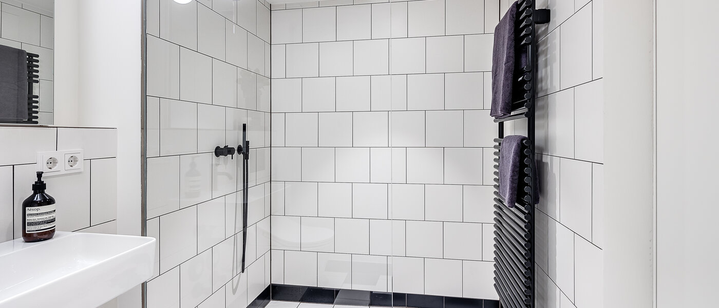 appartement style maisonnette avec mezzanine München Herzogpark 01 salle de bain 12618