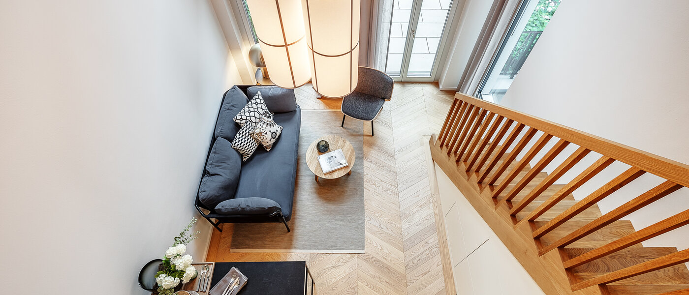 appartement style maisonnette avec mezzanine München Herzogpark 01 pièce à vivre 12618