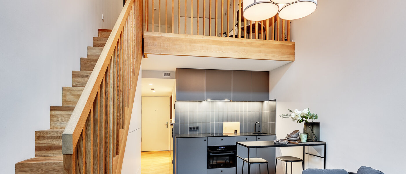 appartement style maisonnette avec mezzanine München Herzogpark 04 pièce à vivre 12618