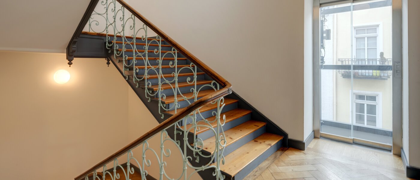 appartement München Nymphenburg 01 escalier dans l‘immeuble 12846