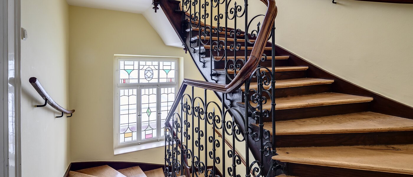 appartement München Lehel 01 escalier dans l‘immeuble 13035