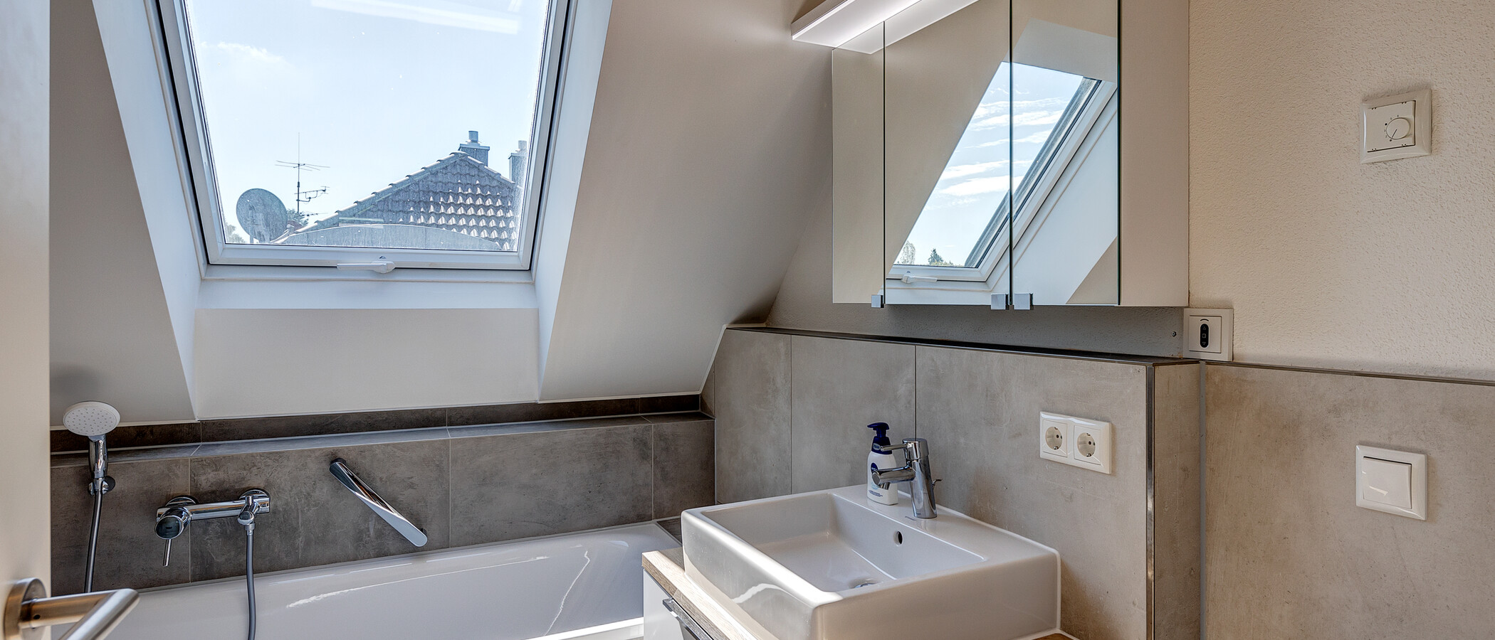appartement sous les toits München Trudering 01 salle de bain 13137