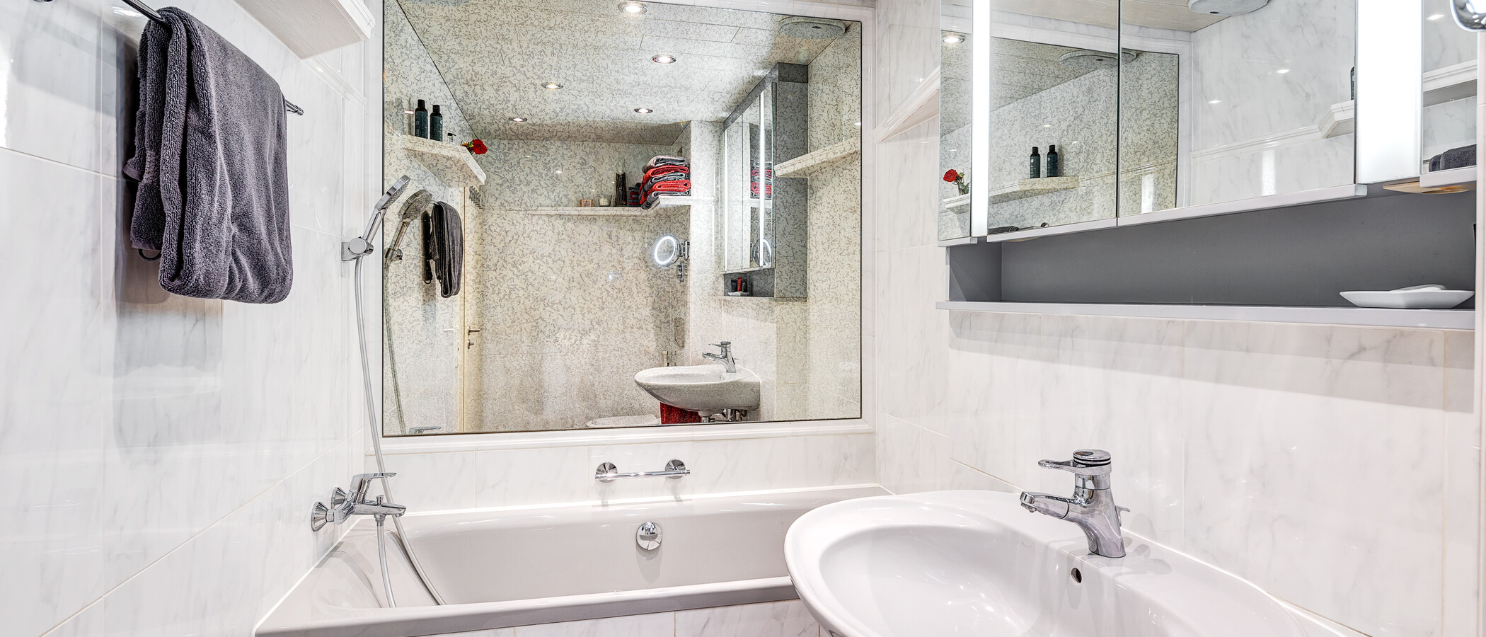 appartement style maisonnette avec mezzanine Unterföhring 01 salle de bain 13159