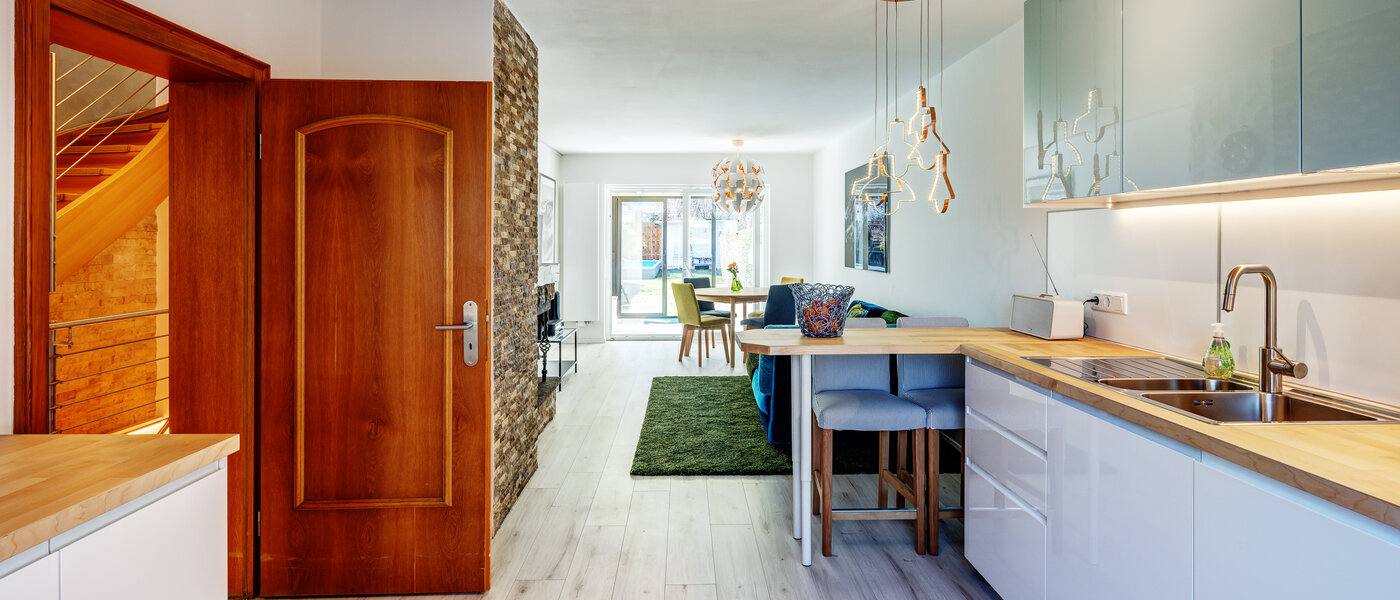 maison mitoyenne placée au milieu de la rangée München Obersendling 03 cuisine 13312