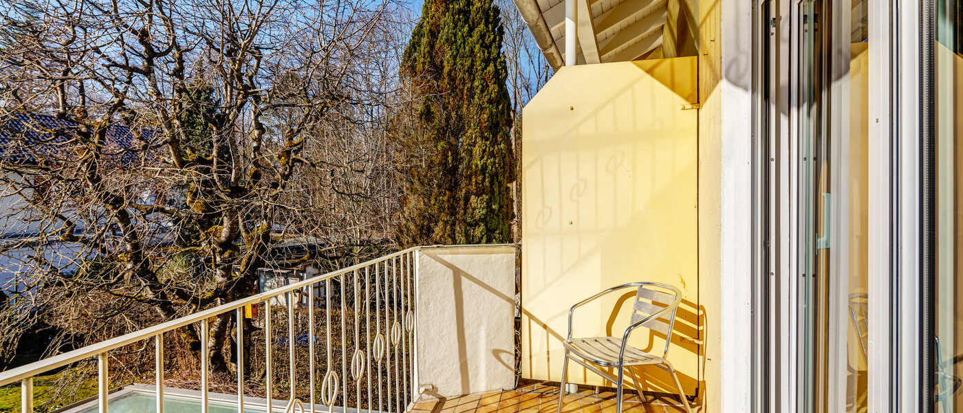 maison mitoyenne placée au milieu de la rangée München Obersendling 01 balcon 13312