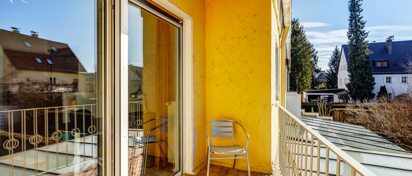 maison mitoyenne placée au milieu de la rangée München Obersendling 02 balcon 13312