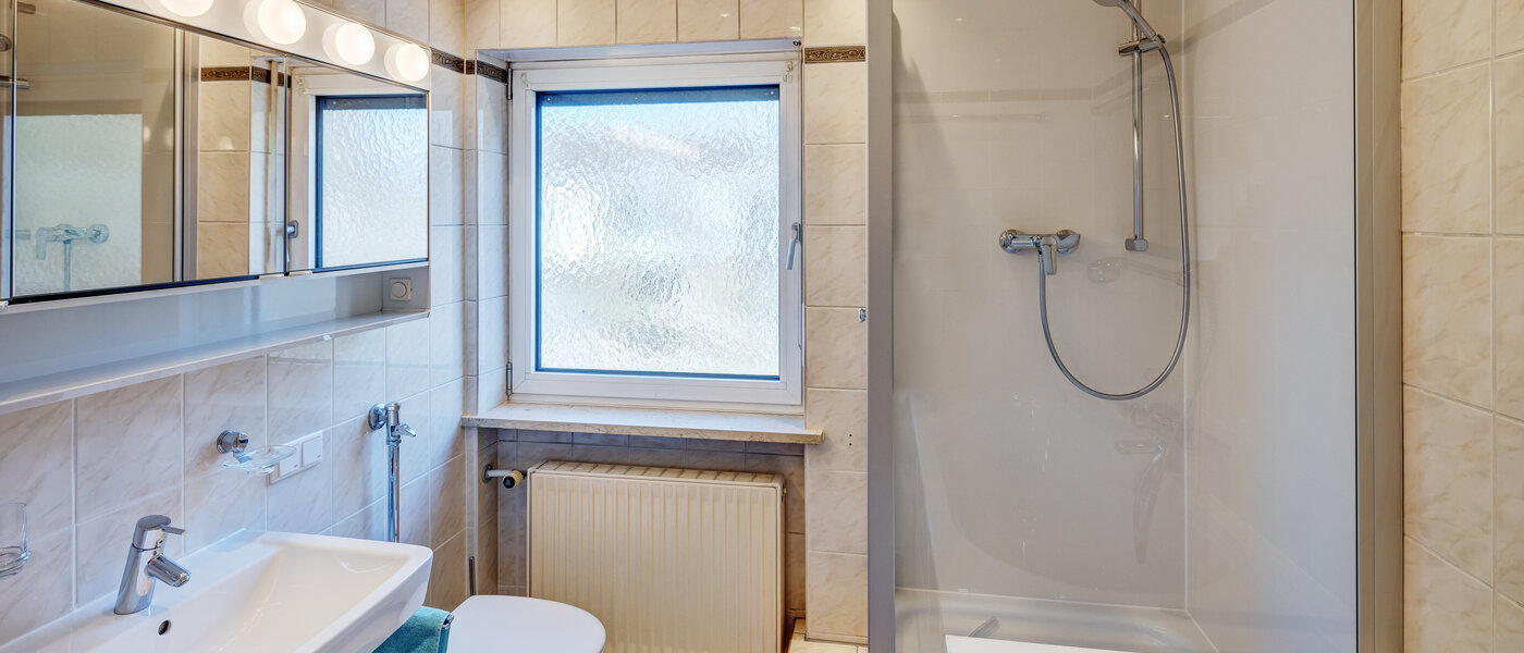 maison mitoyenne placée au milieu de la rangée München Obersendling 01 1ère salle de bain 13312