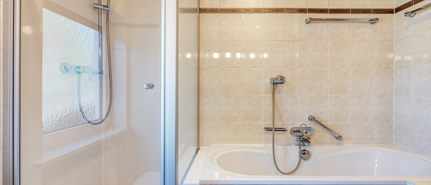 maison mitoyenne placée au milieu de la rangée München Obersendling 02 1ère salle de bain 13312