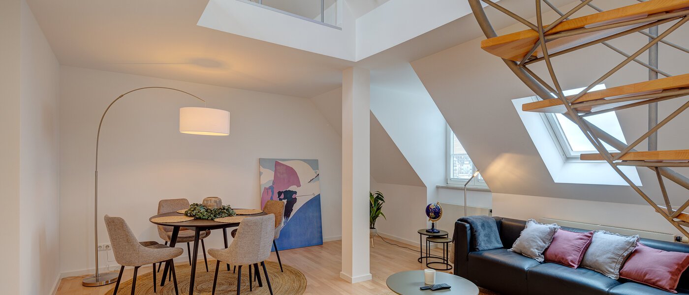 appartement style maisonnette avec mezzanine München Maxvorstadt 01 pièce à vivre 13317