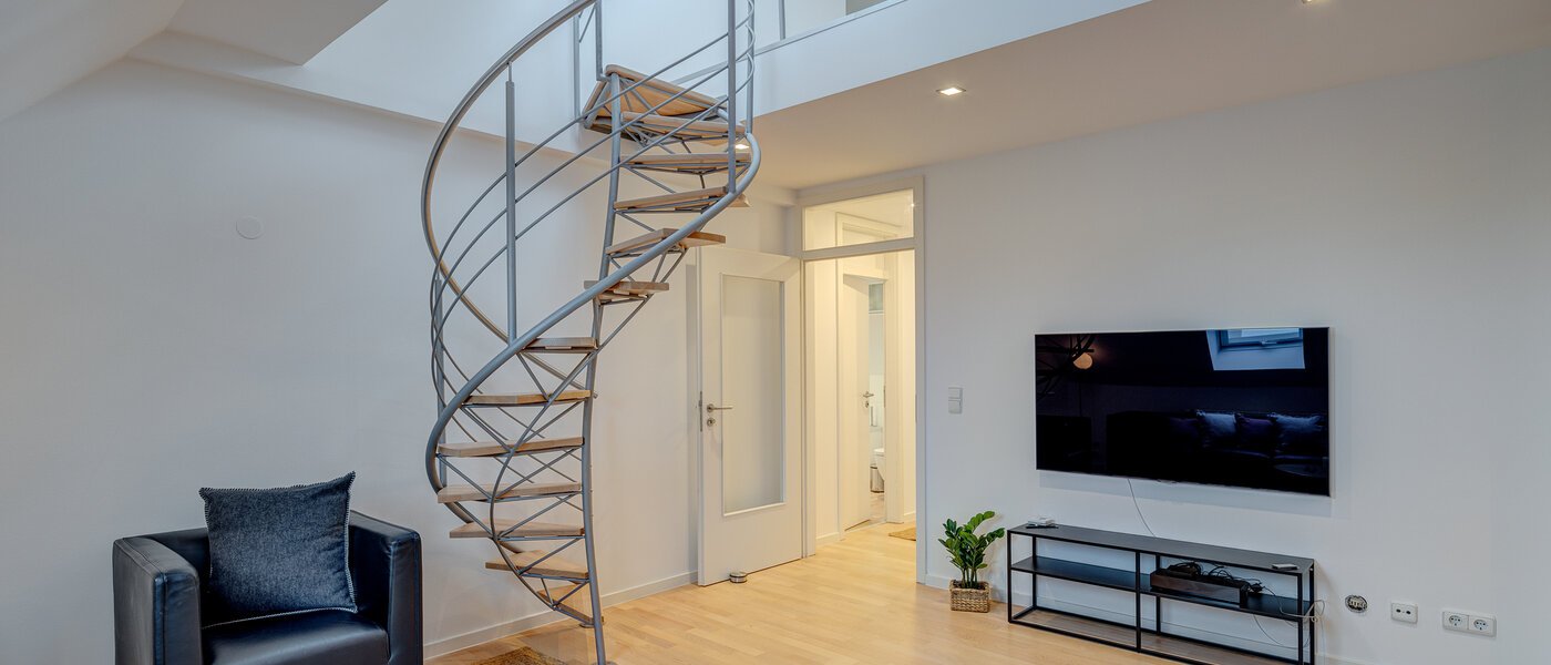 appartement style maisonnette avec mezzanine München Maxvorstadt 04 pièce à vivre 13317