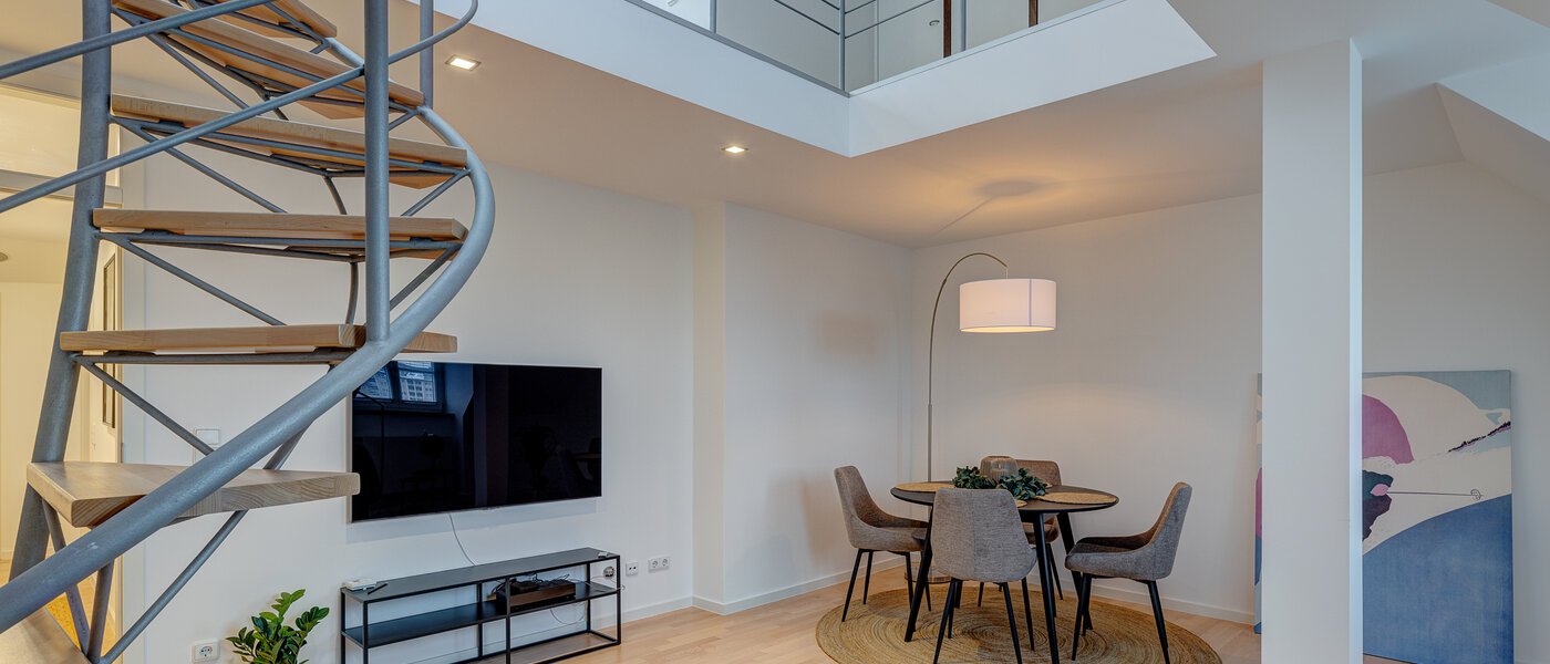 appartement style maisonnette avec mezzanine München Maxvorstadt 05 pièce à vivre 13317