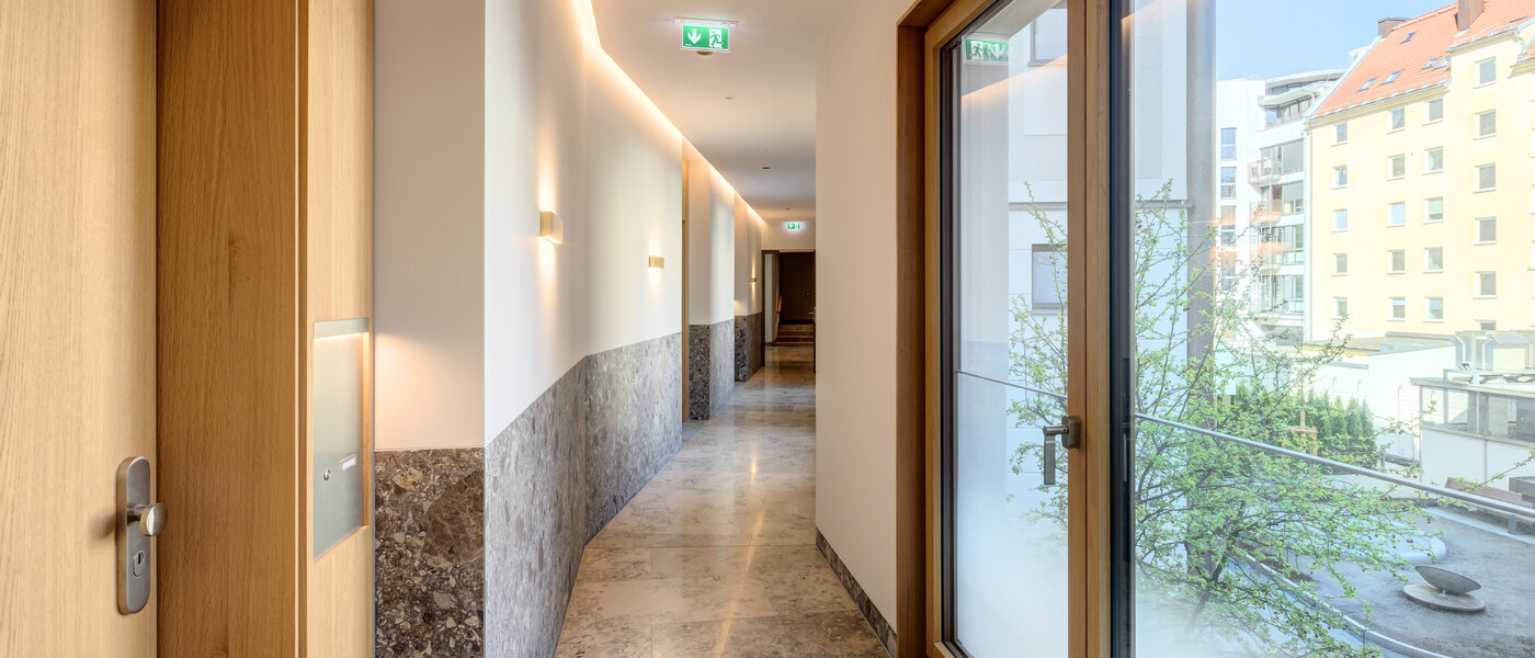 appartement München Lehel 01 escalier dans l‘immeuble 13792